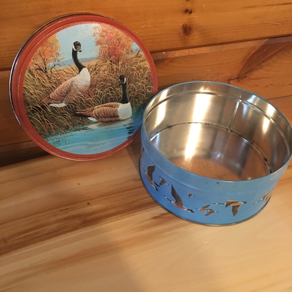 🎉CLEAROUT SALE🎉 Decorative Tin With Fall Scene